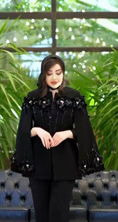 کت زنانه مزونی کرپ بت مدل یقه گرد واستین شنلی گل برجسته